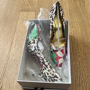 NWT NEVER WORN Nine West animal print and floral fabric 4 in heels size 10.